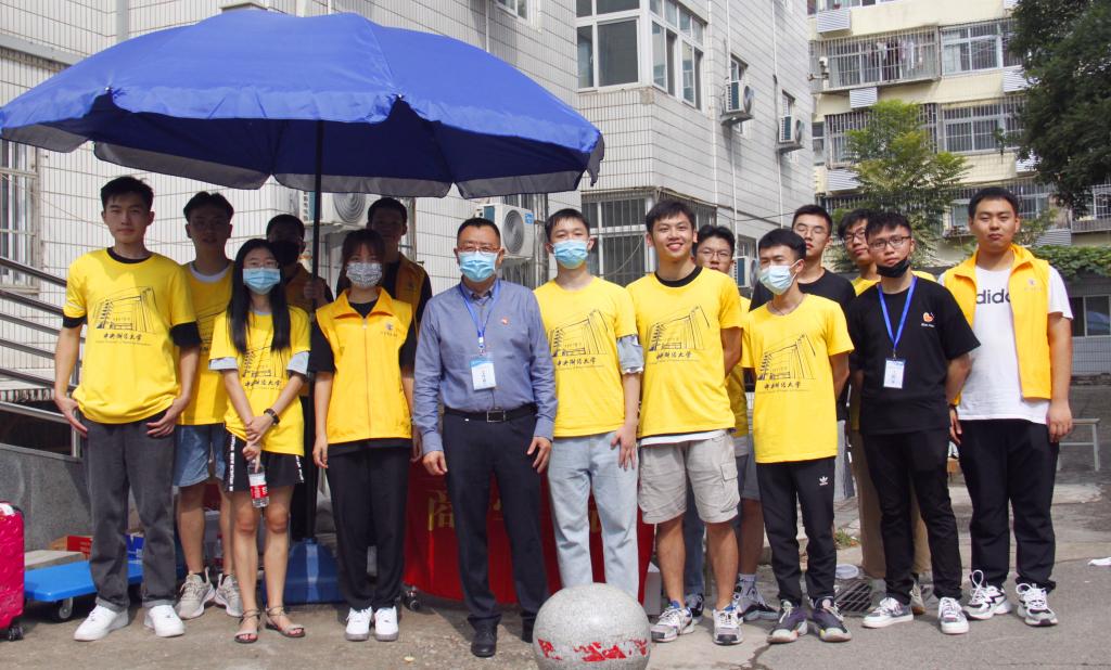 孙校长与志愿者