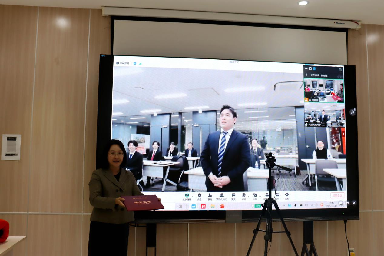 27beat365亚洲版官方网站葛建新教授为“最佳汇报奖”成田卓巳同学颁奖