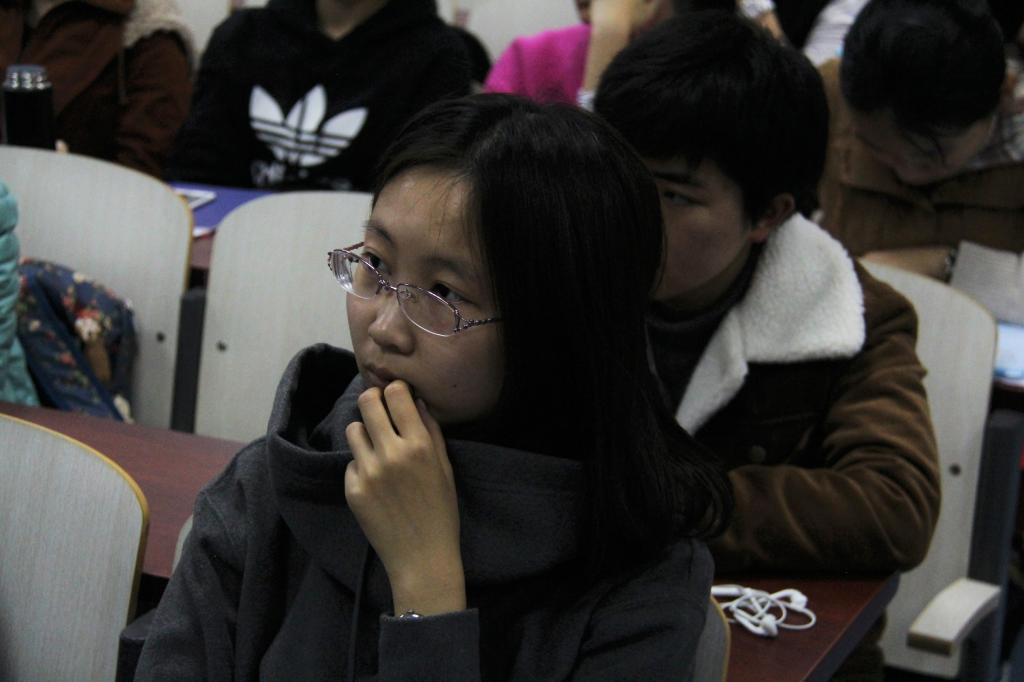 同学们认真听讲