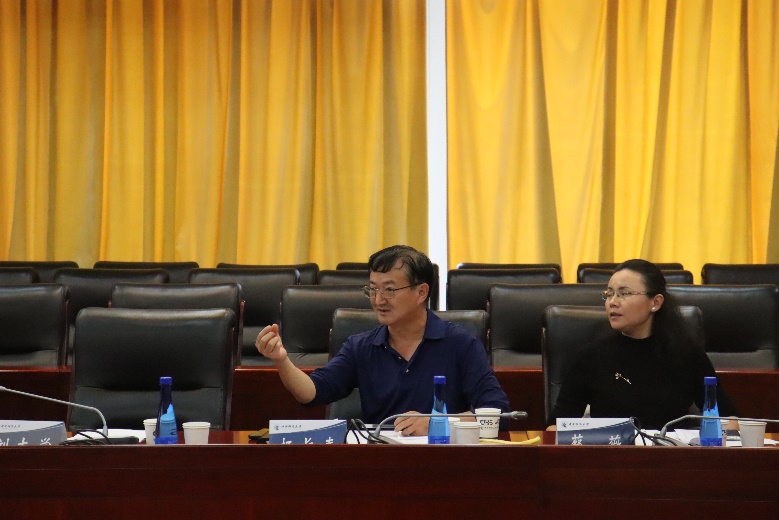 图片包含 窗帘, 前, 家具, 桌子描述已自动生成