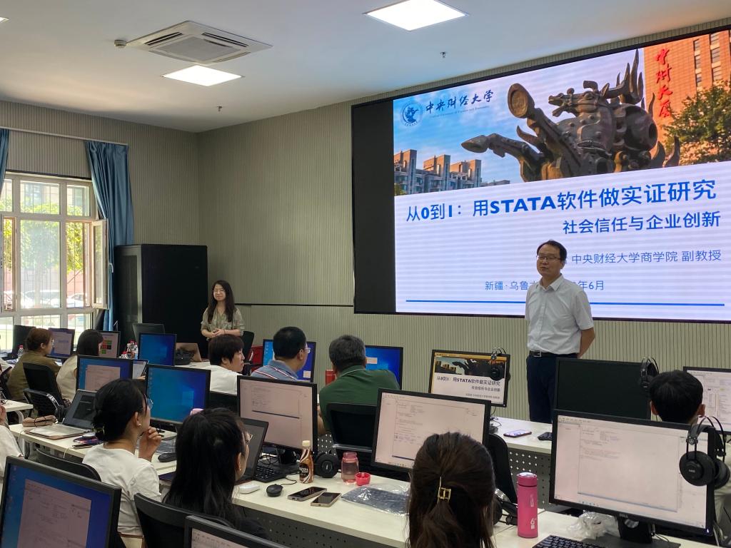 会议室里的人们描述已自动生成 会议室里的人们描述已自动生成