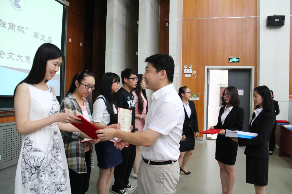 冯大任校友为获奖者颁奖