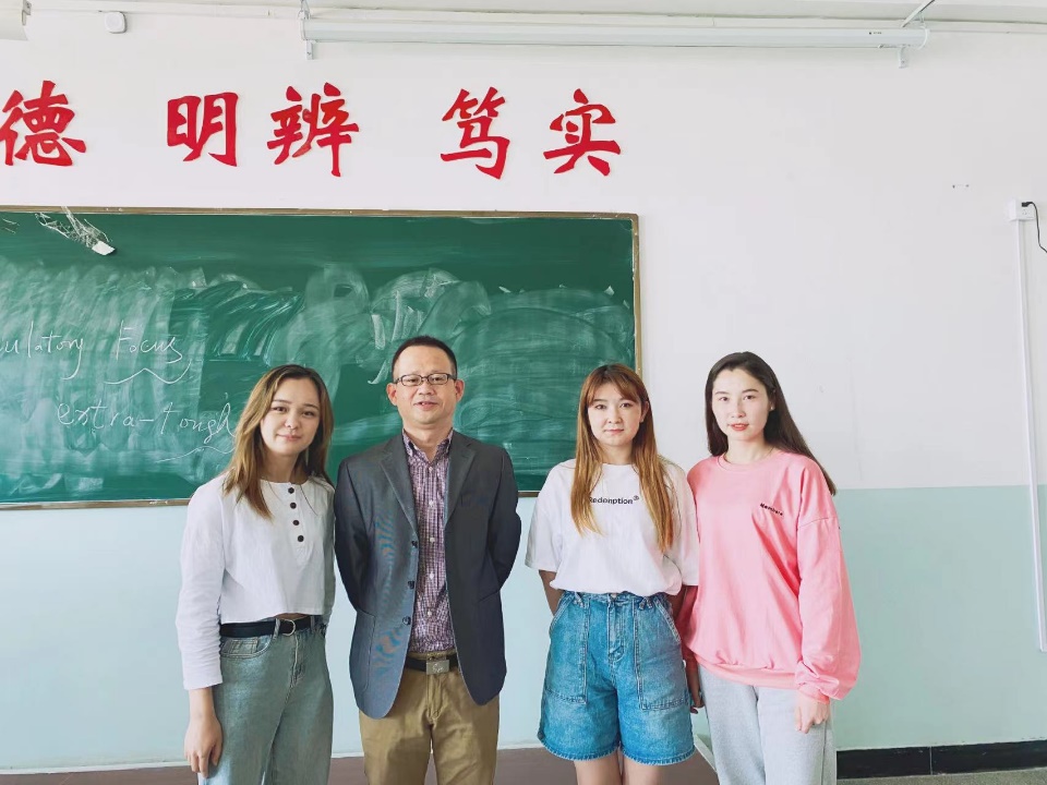 一群男人和女人站在一起描述已自动生成