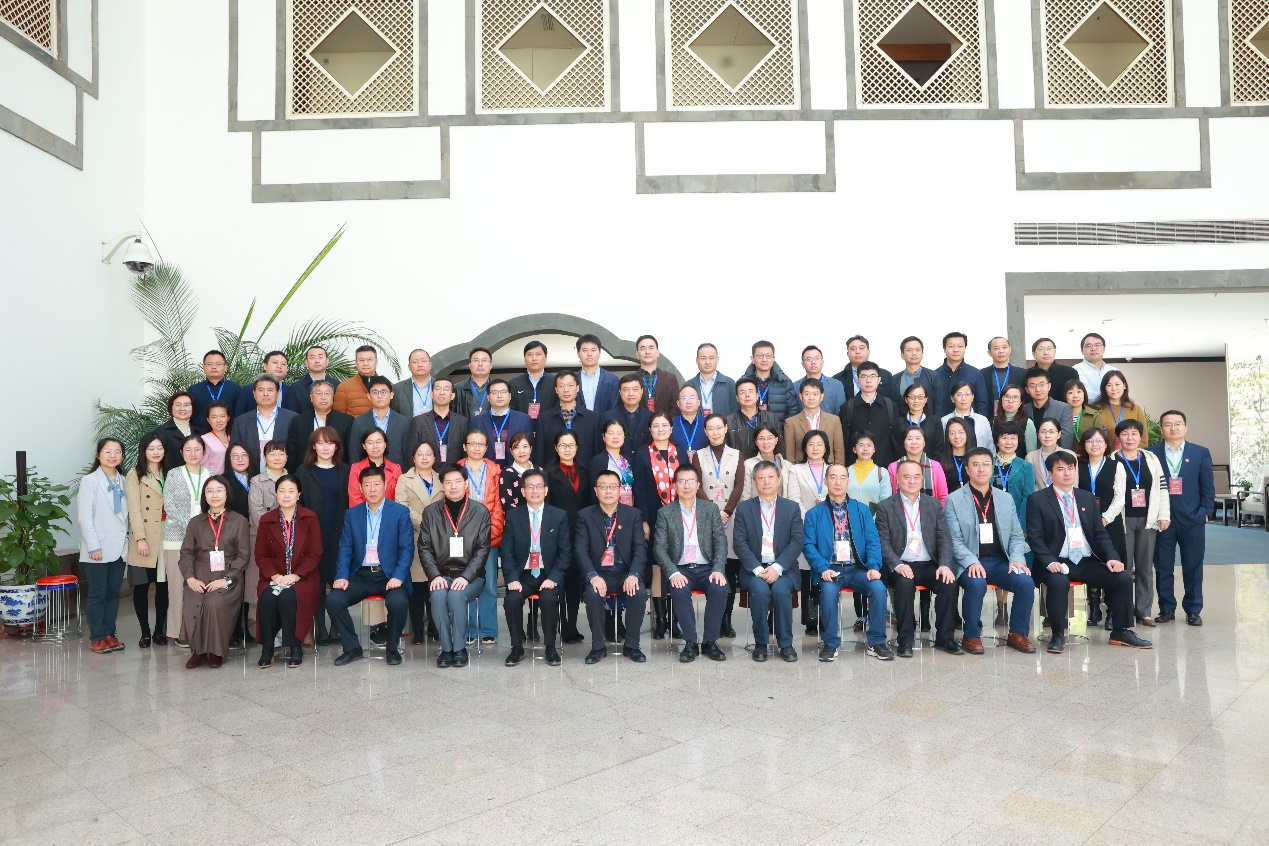 一群人站在一起描述已自动生成